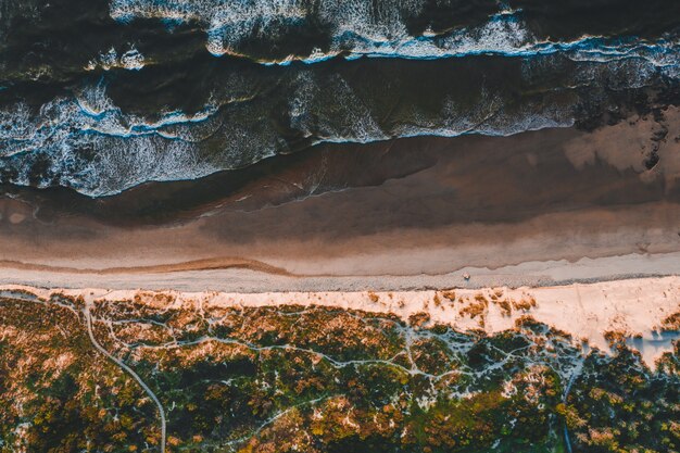 Veduta aerea della bellissima costa con spiagge sabbiose