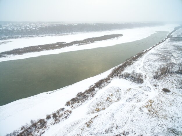 Veduta aerea della campagna coperta di neve