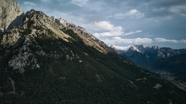 Veduta aerea delle bellissime montagne dell'Albania e del cielo nuvoloso in una giornata di sole