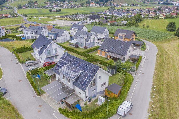Veduta aerea di case private con pannelli solari sui tetti