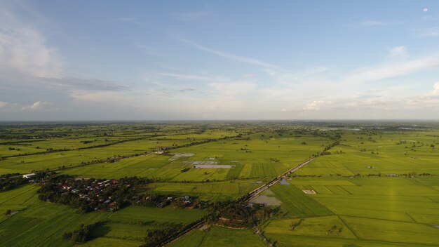 Veduta aerea sul piccolo villaggio, strada di campagna.