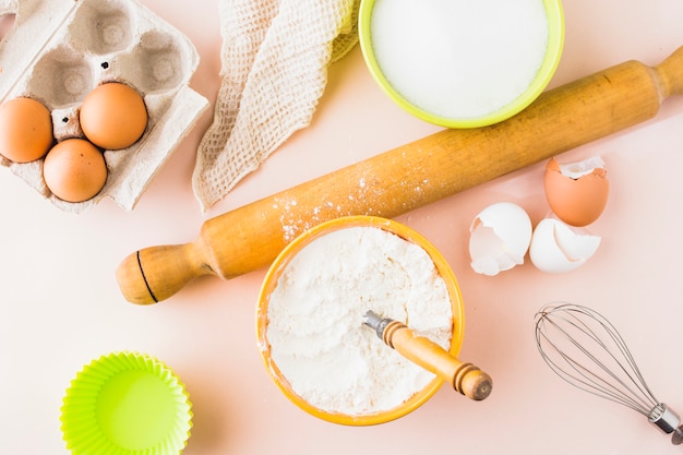 Veduta dall&#39;alto degli ingredienti per la cottura della torta