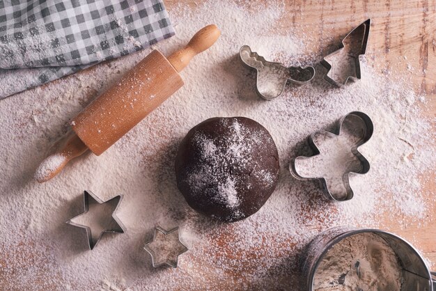 Veduta dall'alto dell'impasto per biscotti di pan di zenzero