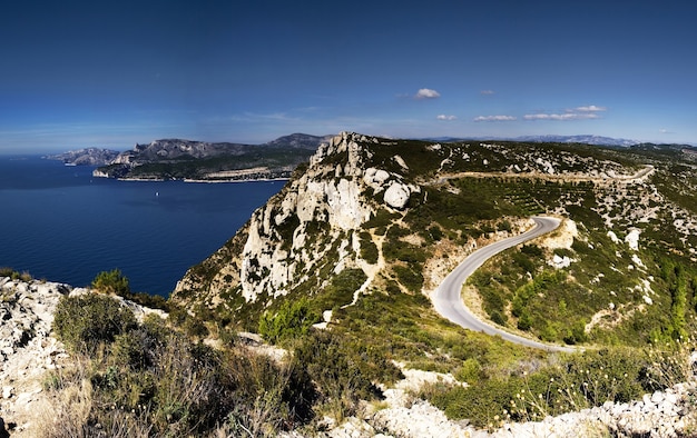 Veduta dall'alto della Corniche des Cretes circondata dal verde e dal mare in Francia