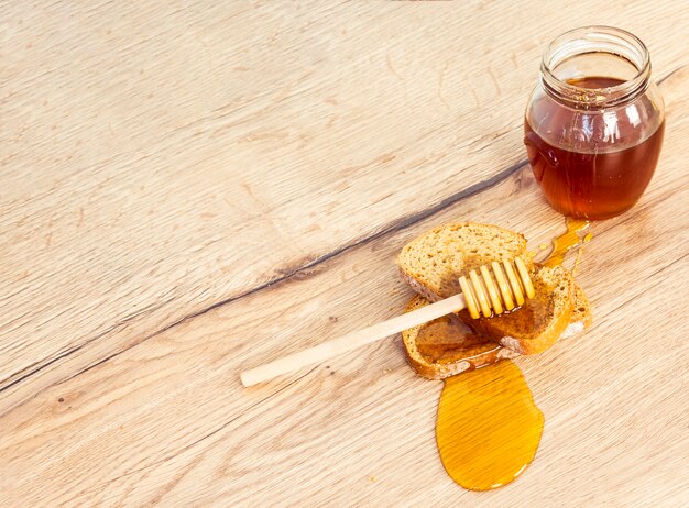 Veduta dall'alto di pane e miele con mestolo di miele