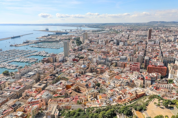 Veduta dall'alto di una città sul corpo di mare in Spagna