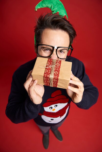Veduta dall'alto di uomo nerd con un piccolo regalo di Natale