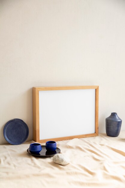 Veduta dell'arredo della camera composto da cornice e vaso porta piante con coppe