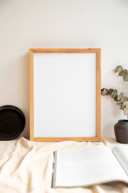 Veduta dell'arredo della camera composto da cornice e vaso portapiante con rivista