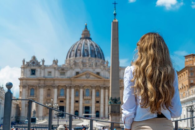 Veduta della donna da dietro nella Città del Vaticano
