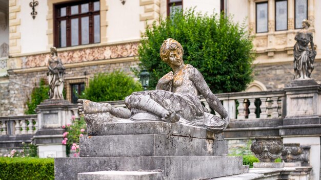 Veduta delle statue del castello di Peles in Romania