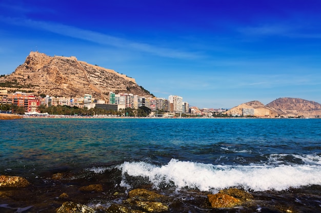 Veduta di Alicante con il Castello di Santa Barbara dal Mediterraneo