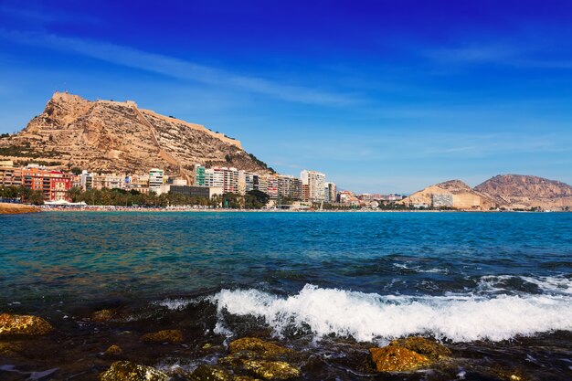 Veduta di Alicante con il Castello di Santa Barbara dal Mediterraneo