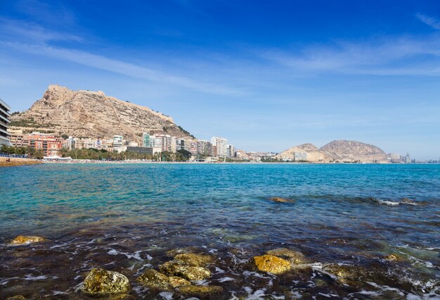 Veduta di Alicante con il Castello di Santa Barbara