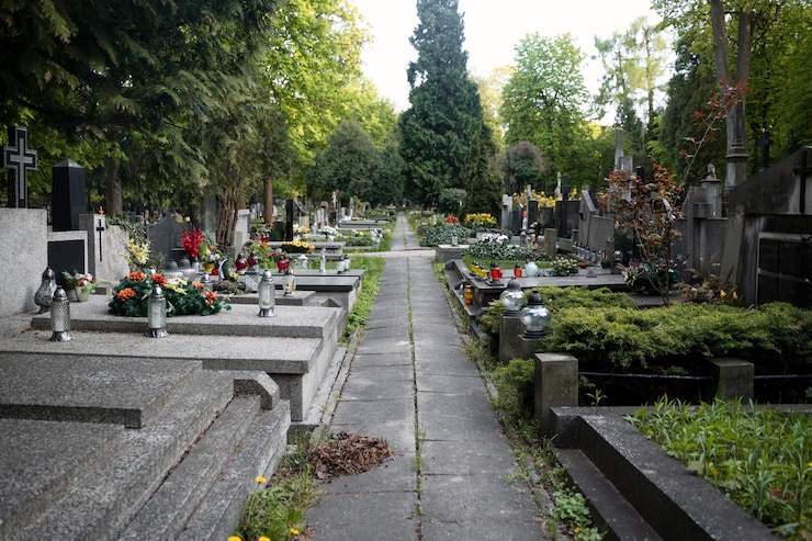 Foto gratuito veduta di un cimitero con lapidi