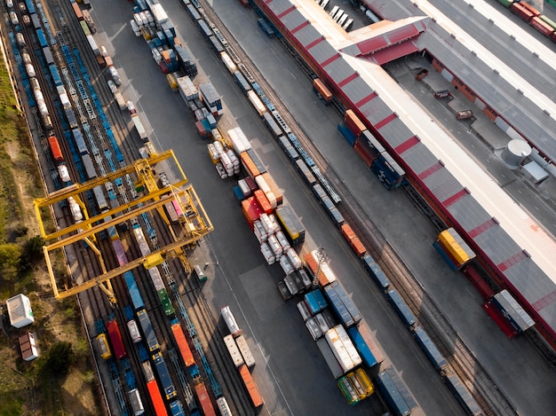 Vedute aeree di container e ferrovie