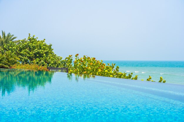 Vegetazione tra piscina e mare