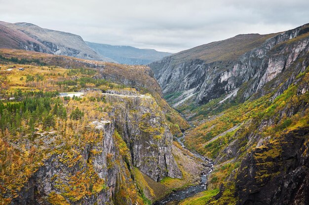 Veloce fiume di montagna nel parco nazionale scandinavo con viste panoramiche sulla natura selvaggia.