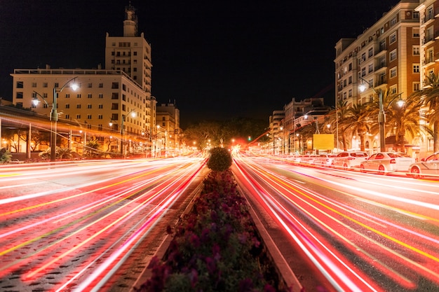 Velocità luci al neon in città