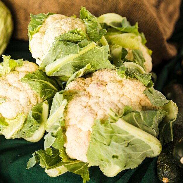 Vendita di cavolfiore biologico fresco al mercato tradizionale