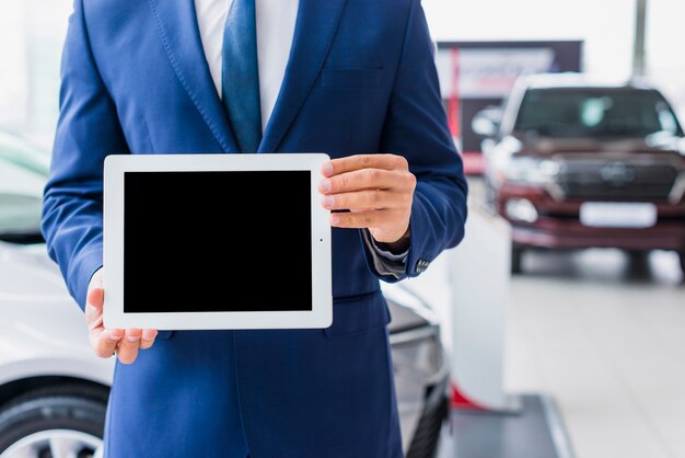 Venditore di automobili con tablet