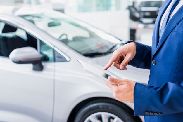 Venditore di automobili con tablet