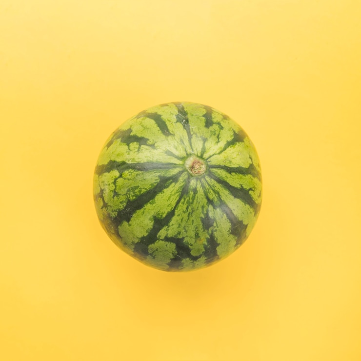 Foto gratuito verde intero cocomero maturo