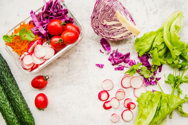 Verdura fresca per preparare insalata