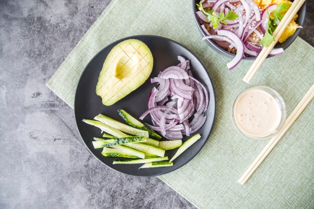 Verdure con piatto di avocado