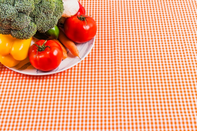 Verdure deliziose sulla piastra con spazio