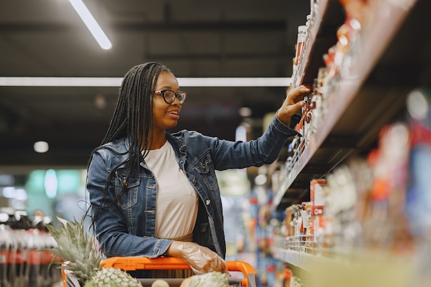 Verdure di acquisto della donna al supermercato