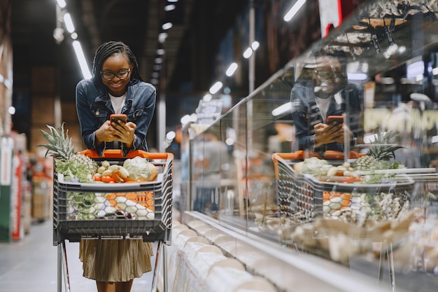 Verdure di acquisto della donna al supermercato