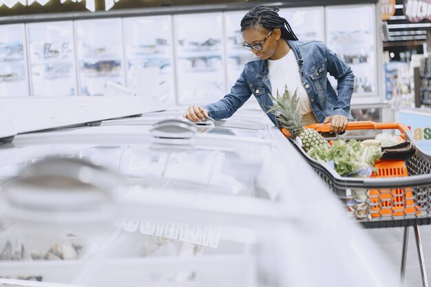 Verdure di acquisto della donna al supermercato