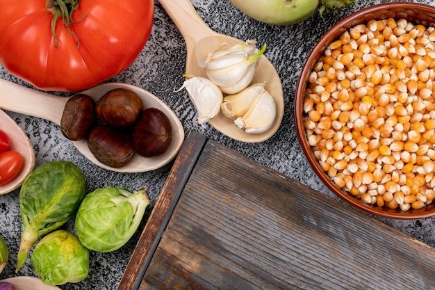 Verdure di vista superiore pronte per insalata sul tavolo da cucina