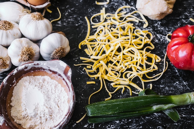 Verdure e farina vicino alla pasta