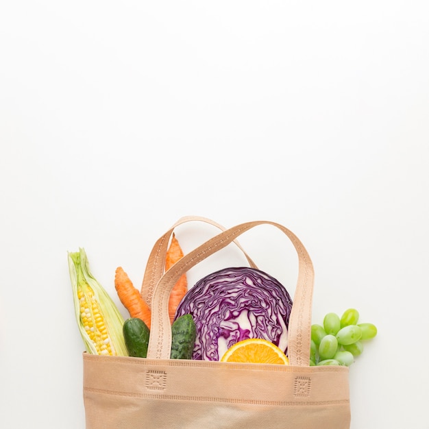 Verdure e frutta piatte in sacchetto