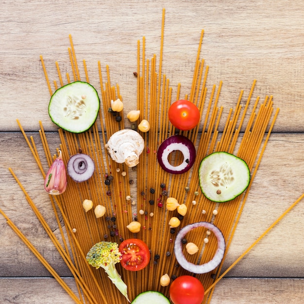 Verdure e pasta sulla tavola di legno