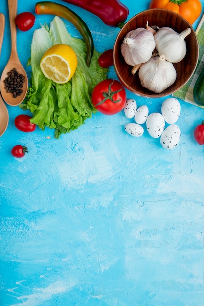 verdure e pepe sul tavolo blu