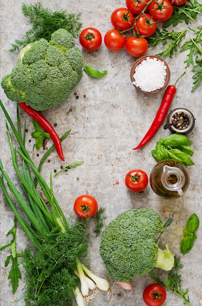 Verdure fresche - broccoli, pomodorini, peperoncini e altri ingredienti per cucinare. Nutrizione appropriata. Vista dall'alto