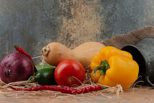 Verdure fresche con bollitore antico su marmo