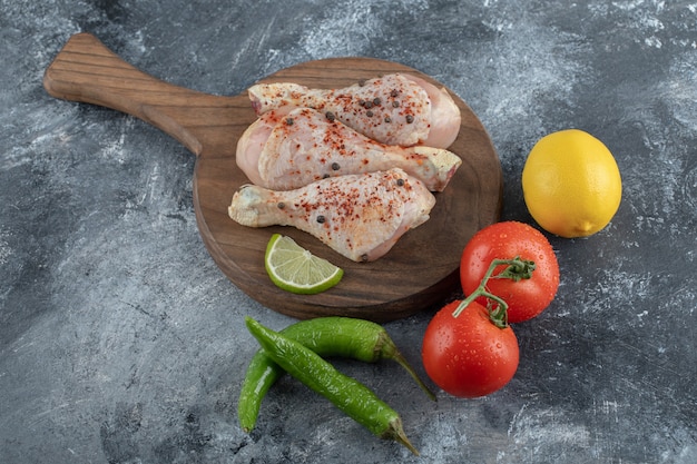 Verdure fresche con cosce di pollo pronte da cucinare.