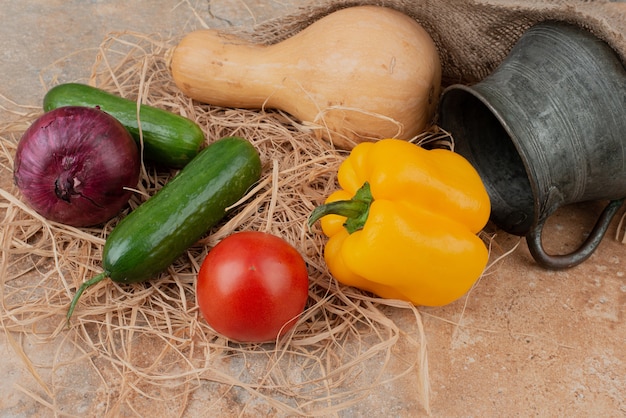 Verdure fresche con deliziosa zuppa su marmo