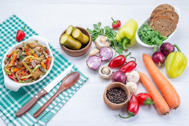 verdure fresche con piatto di carne a fette e pagnotte di pane sulla scrivania leggera, carne di farina di cibo vegetale