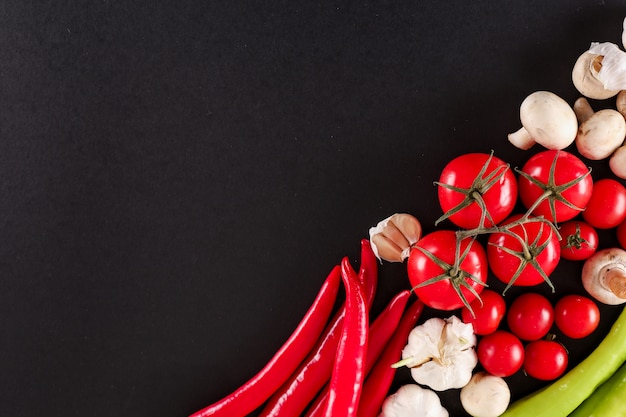 verdure fresche con spazio di copia per cucinare sano o fare insalata sulla superficie nera