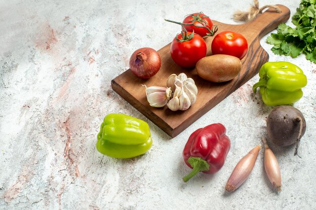 Verdure fresche di vista frontale con i verdi su spazio bianco