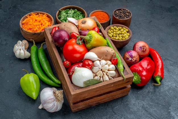 Verdure fresche di vista frontale con i verdi sull'insalata matura di colore vegetale scuro della tavola