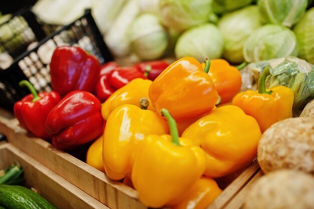 Verdure fresche lucide colorate Bell peperoni gialli e rossi dolci sullo scaffale di un supermercato o di un negozio di alimentari