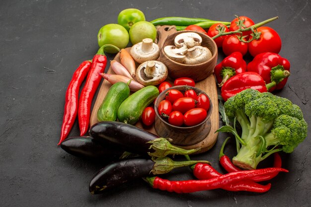 Verdure fresche mature di vista frontale con i funghi sull'insalata fresca di colore maturo della tabella grigia