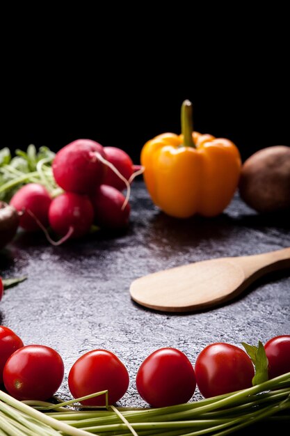 Verdure fresche sane per cena in foto ravvicinata su sfondo scuro in studio