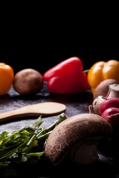 Verdure fresche sane per cena in foto ravvicinata su sfondo scuro in studio